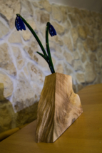 Holzansicht vorne mit Blume
