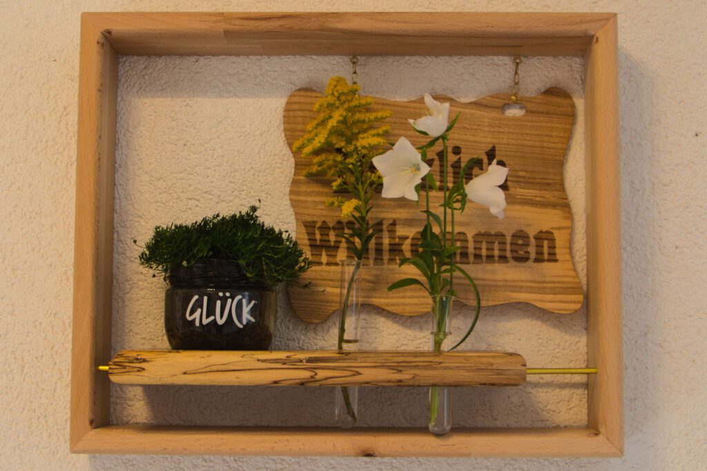 Glückrahmen mit Blumenvasen