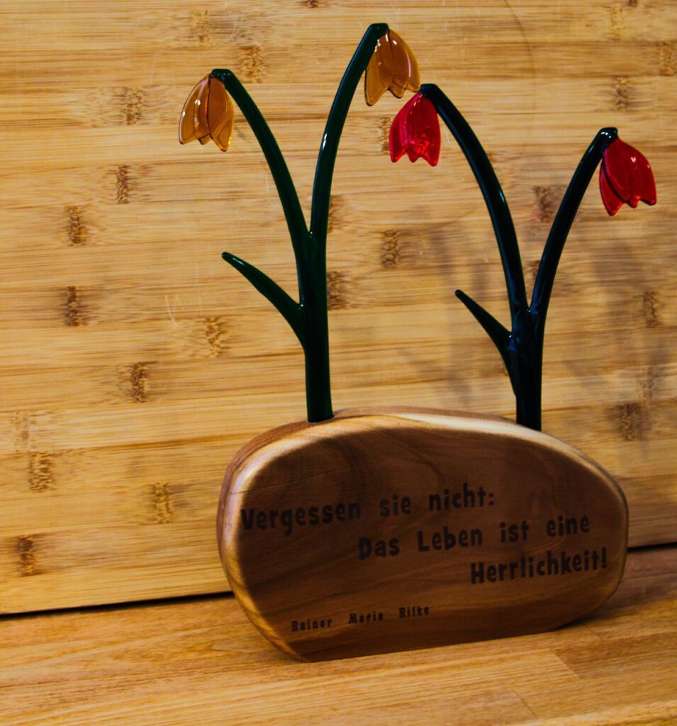 Holzvase mit 2 Aufnahmen