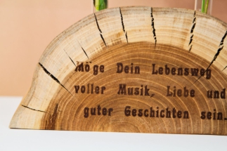 Holzvase3 Schriftdetail