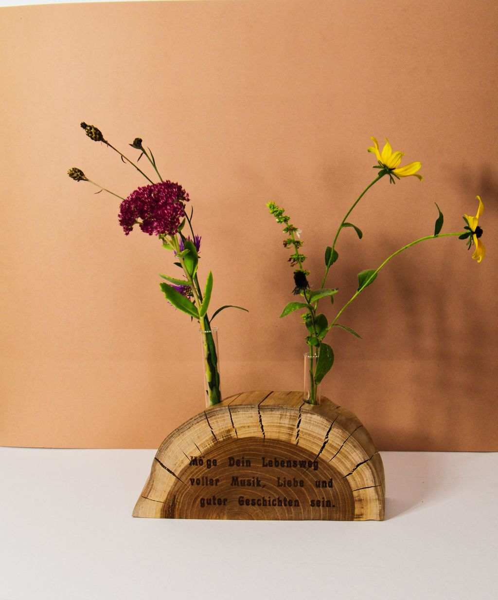 Holzvase mit 2 Aufnahmen