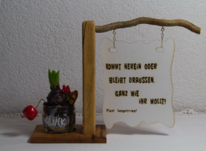 Komplettansicht mir Schild.