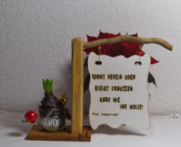 Gesamtansicht mit Blume im Hintergrund.