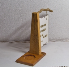 Seitenansicht mit Holz.