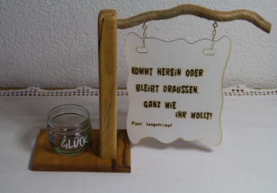 Holzständer mit leerem Glückglas zu Deko.