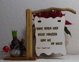 Gesamtansicht mit Blume im Hintergrund.