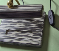 Lampe mit Schnurdimmer.