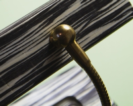 Kugelgelenk am Lampenkörper.