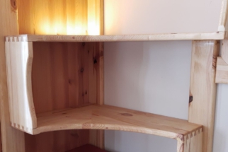 Holzregal1 mit Regalbodenbeleuchtung.
